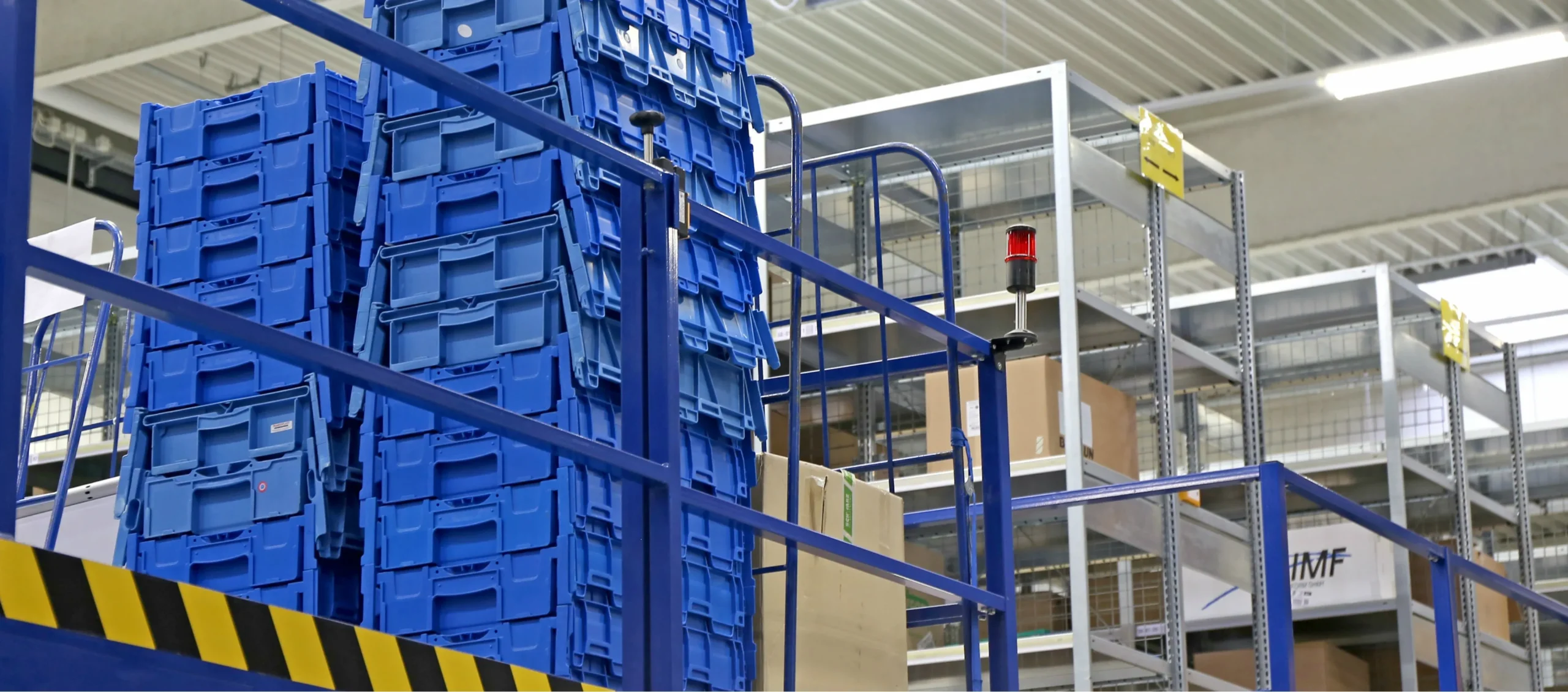 blauwe distributiebakken zichtbaar in een magazijn