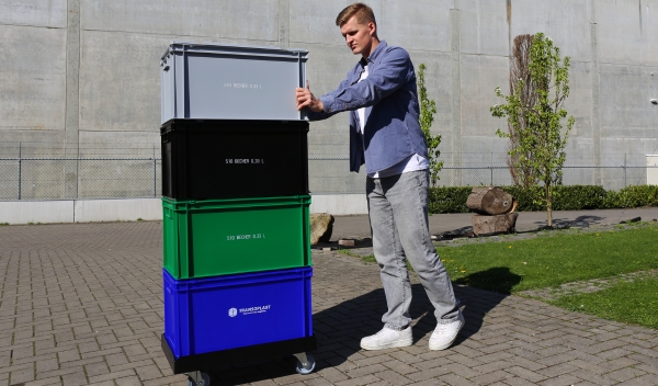 Becherebhälter auf Transportrollern transportieren